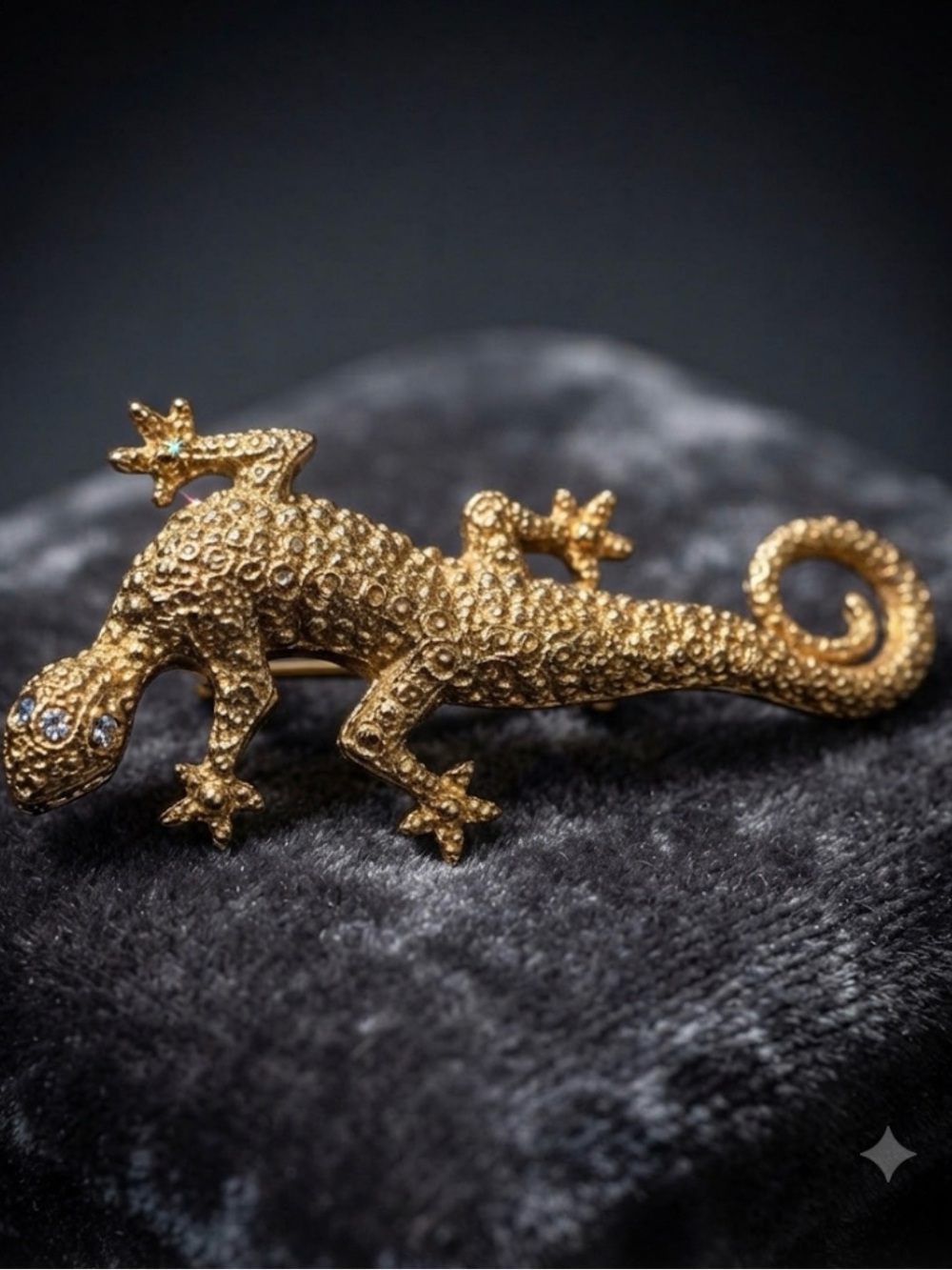 Gold Gecko Reptile Brooch - Decorative Pet-Inspired Pin - Picture 7 of 10